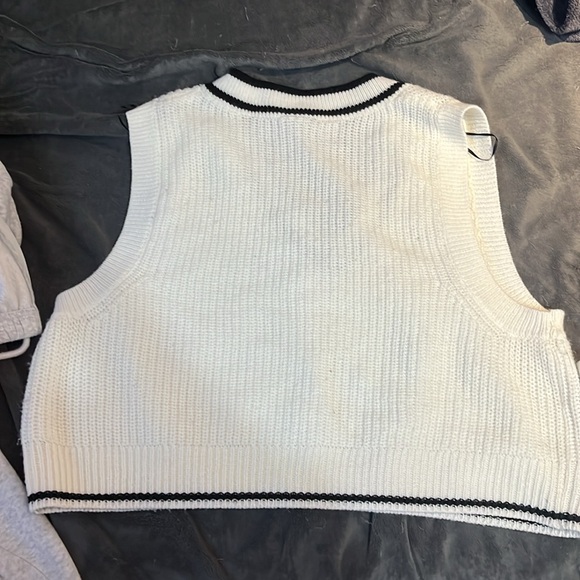 Chic White Sweater Vest with Black Trim - Picture 2 of 2